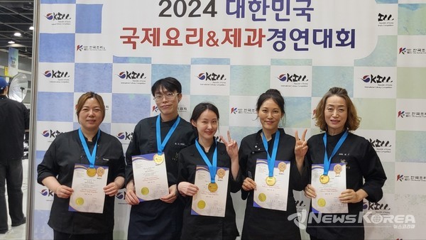 한국조리협회 국제요리제과경연대회 디저트 라이브경연부문 김은숙 금상 수상자(사진 왼쪽 첫 번째) @세종사이버대학교