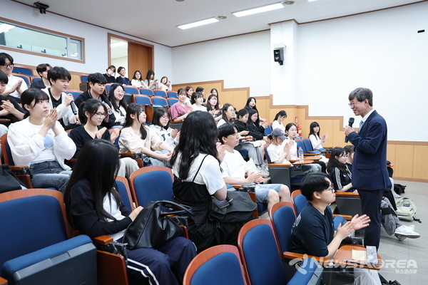 한국의 발전상을 강의하는 이기철 재외동포청장 @재외동포청