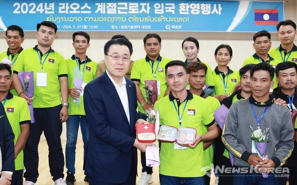 구복규 화순군수는 입국한 계절근로자들에게 꽃다발과 기념품을 전달하고 격려했다. @화순군