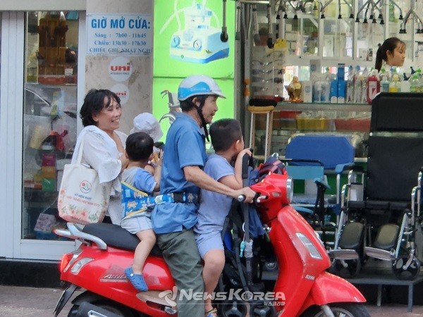 사랑에 빠지면 다 좋습니다. 오토바이에 5명의 가족이 타고 가면서 웃음꽃 만발한 행복한 베트남 가족들 모습 @뉴스코리아 허승규 기자