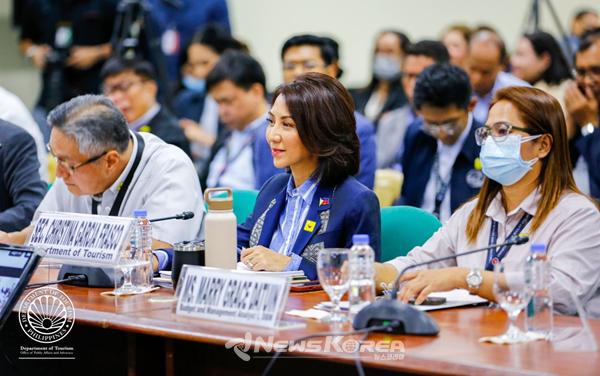 필리핀 '공공서비스 상원 위원회' 청문회에서 필리핀 공항 개선에 관한 중요 과제를 발표하고 있는 크리스티나 가르시아 프라스코(Christina Garcia Frasco) 필리핀 관광부 장관  @필리핀관광부