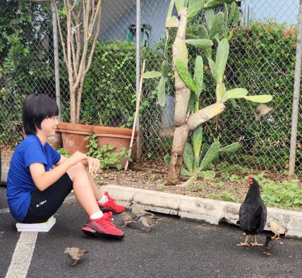 학교에서 쉬는 시간에 자연과 교감하며 생명의 소중함을 배워가는 한국 학생.