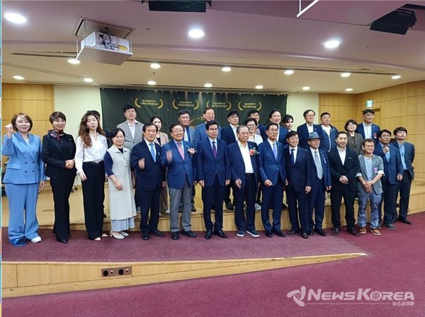 2024 대한민국 의정대상 수상자들과 행사 관계자들이 기념촬영을 하고 있다. @뉴스코리아 최신 기자