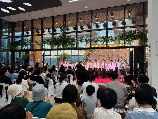 ‘사운더불예술단’이 지난달 31일 두 번째 타운홀 문화행사로 악기 연주와 합창 공연에 나섰다.  @천안시