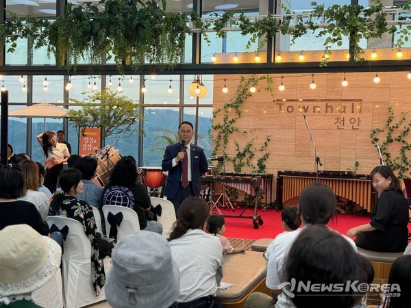 ‘사운더불예술단’이 지난달 31일 두 번째 타운홀 문화행사로 악기 연주와 합창 공연에 나섰다.  @천안시