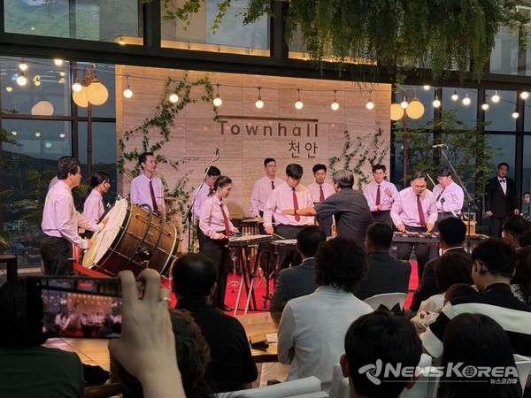 ‘사운더불예술단’이 지난달 31일 두 번째 타운홀 문화행사로 악기 연주와 합창 공연에 나섰다.  @천안시