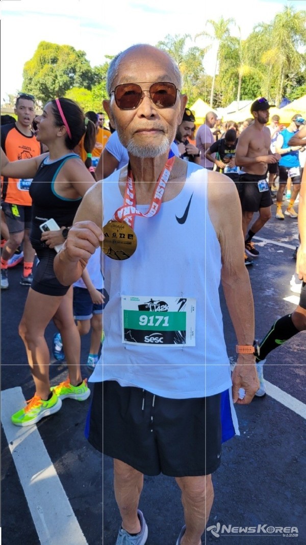 시카고 거주 유재준 씨가 브라질 국제 마라톤대회에서 완주후 메달을 들어 보이고 있다. @유재준 씨 본인 제공