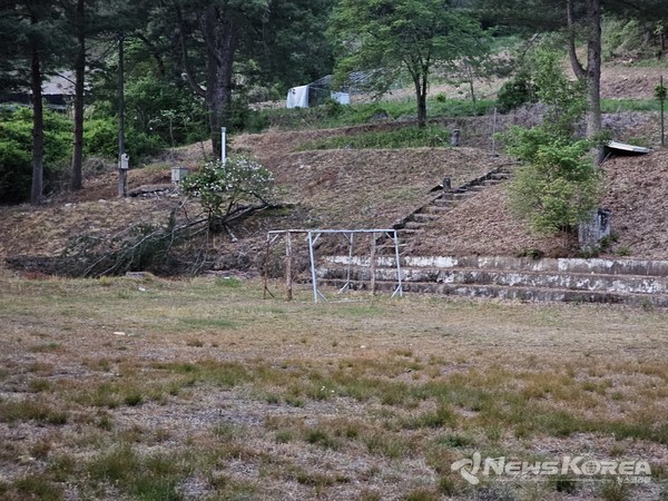 잡초가 무성한 운동장 한켠에 우두커니 서있는 녹슨 축구골대 @뉴스코리아 최신 기자
