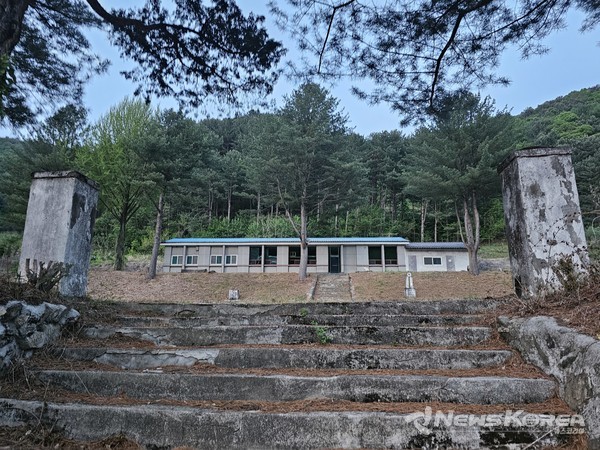 1946. 7. 5 내평국민학교 물로분교장 개교 1963. 11. 22 물로국민학교 승격 1985. 3. 1 상천국민학교 물로분교장 격하 1994. 3. 1 폐교 (자연폐교) @뉴스코리아 최신 기자