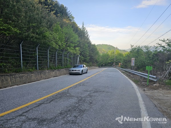 과거에는 저런 험준한 산길을 걸어서 홍천에서 물로리까지 재를 두번 넘어 다녔었다. @뉴스코리아 최신 기자