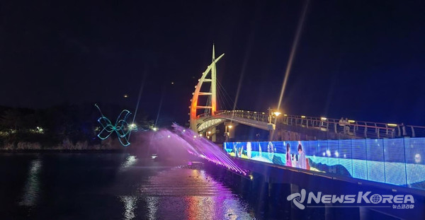 ▶ 새연교 음악분수(5.1~10.25) : 서귀포시 남성중로 40 @제주관광공사