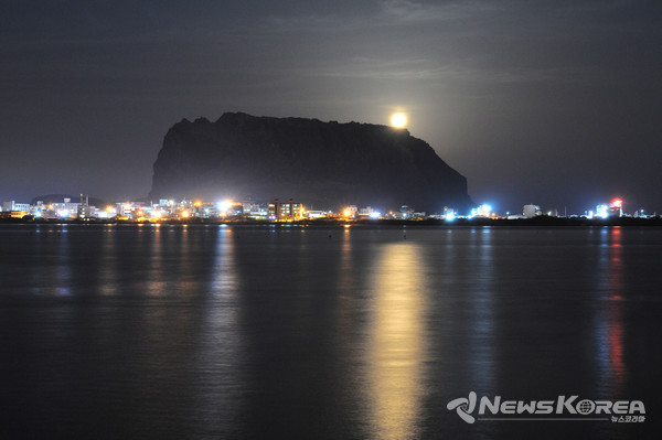 ▶ 성산일출봉 야간탐방(6.28~7.1) : 서귀포시 성산읍 일출로 284-12 @제주관광공사