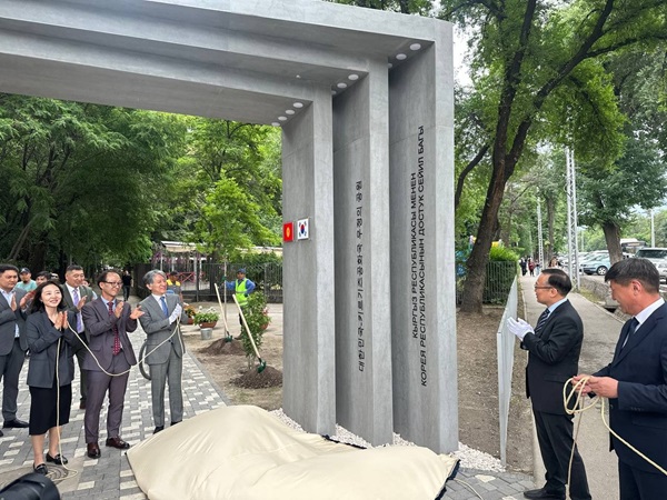 공원 중심에는 키르기즈스탄 툰둑지붕과 한국 기와지붕이 서로 마주보는 양국의 파트너십을 상징하고 있다. ‘한-키 우정의 공원’ 제막식에 참석한 양국 주요 인사 모습 @뉴스코리아 김상우 특파원