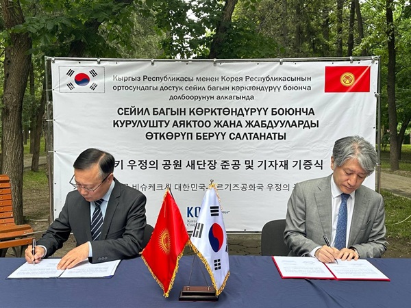 서명식을 하고 있는 바이곤초코프 비를란벡 비슈케크 부시장과 이원재 이원재 키르기즈스탄 한국대사 @뉴스코리아 김상우 특파원