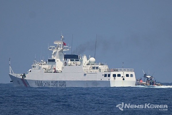 2024년 5월 16일 분쟁 중인 남중국해에서 민간 주도 봉사단체인 Atin Ito(This Is Ours) 연합이 어부들에게 연료와 식량을 분배하는 동안 중국 해안경비대 선박이 필리핀 어선을 지나가고 있다. @PNP