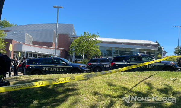 총격 사건으로 통제중인 가필드 고등학교앞 @뉴스코리아 신승준 특파원