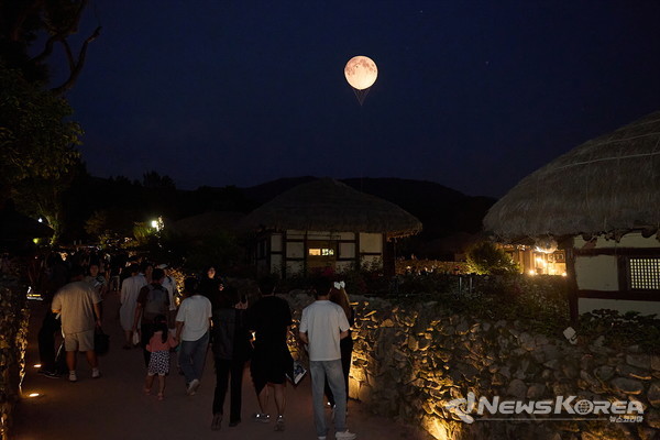 보름달 인공조명과 어우러진 외암마을 풍경 @아산시