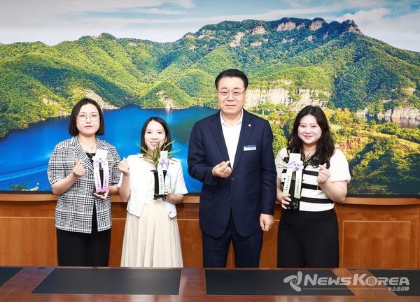 구복규 화순군수와 출산 예정 직원 기념사진 @화순군