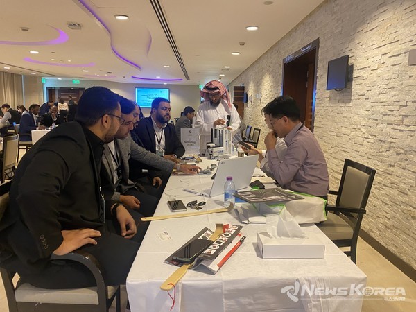 사우디아라비아 현지 바이어들이 리야드에서 열린 수출상담에 참여해 천안 소재 중소기업 제품에 관심을 보이고 있다. @천안시