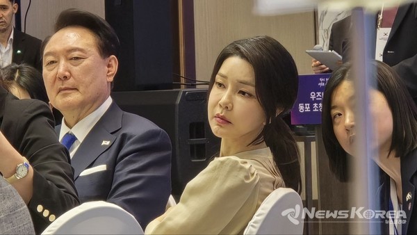 ▲정 마리나 고려인 동포 소감발표를 통역을 통해 경청하고 있는 윤석열 대통령 내외- @뉴스코리아 신현권 특파원