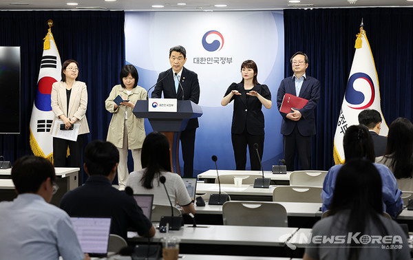 이주호 사회부총리 겸 교육부 장관이 14일 정부서울청사에서 의대교육 정상화 관련 브리핑을 하고 있다. @교육부