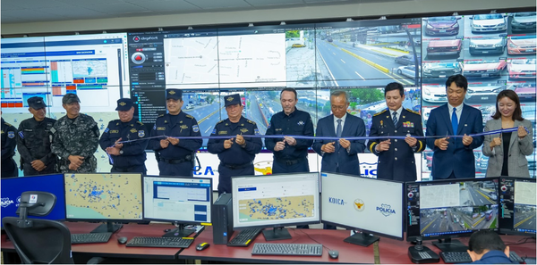 엘살바도르 수도 산살바도르에 위치한 경찰청 911센터에서 개최된 CCTV 통합관제센터의 준공식에서 주요 참석인사들이 테이프 커팅을 하고 있다. @코이카