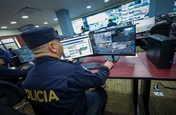  엘살바도르 수도 산살바도르에 위치한 경찰청 911센터에서 개최된 CCTV 통합관제센터의 준공식에서 엘살바도르 경찰 관제요원이 범죄차량 식별 및 검거 훈련을 선보이고 있다. @코이카