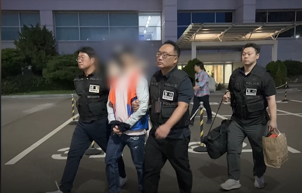 경찰청 인터폴국제공조과와 서울청 마약범죄수사대 소속 직원들로 구성한 호송팀에 체포된 용의자 @경찰청