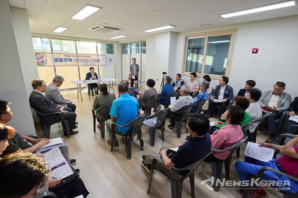 박경귀 아산시장이 공동주택 현안점검 주민 간담회에서 입주민들의 고충을 직접 듣고 있다. @아산시