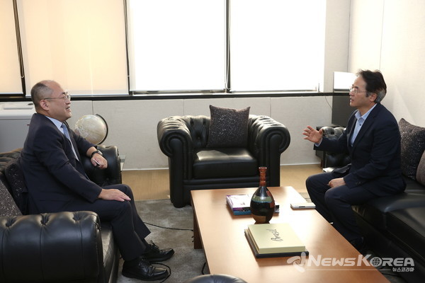 황인상 주 상파울루 대한민국 총영사(왼쪽)와 대화하는 이동환 고양특례시장(오른쪽) @주 상파울루 대한민국 총영사관