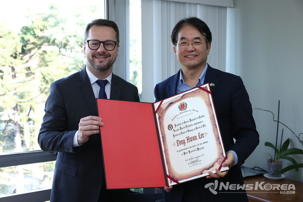 이동환 고양특례시장(오른쪽), 마르셀루 파치넬루(Marcelo Fachinello) 쿠리치바시 시의장(왼쪽) 환담 @고양시 