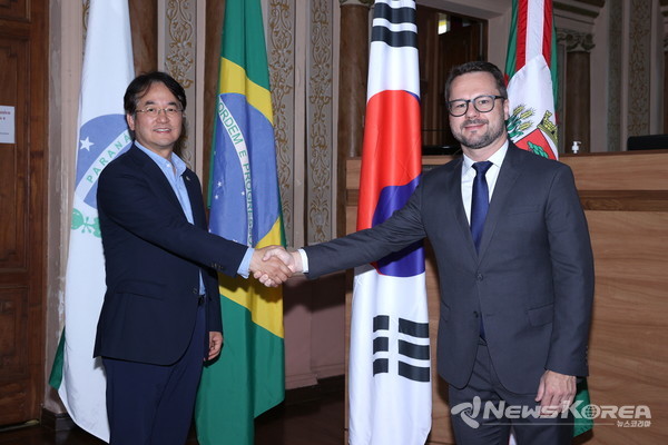 이동환 고양특례시장(왼쪽), 마르셀루 파치넬루(Marcelo Fachinello) 쿠리치바시 시의장(오른쪽) 환담 @고양시