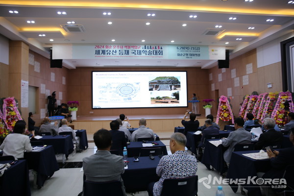 1일 차 파키스탄 모함마드 튜폐일 교수의 간다라 세계불교유산의 유산적 가치 발표를 하고 있다. @화순군