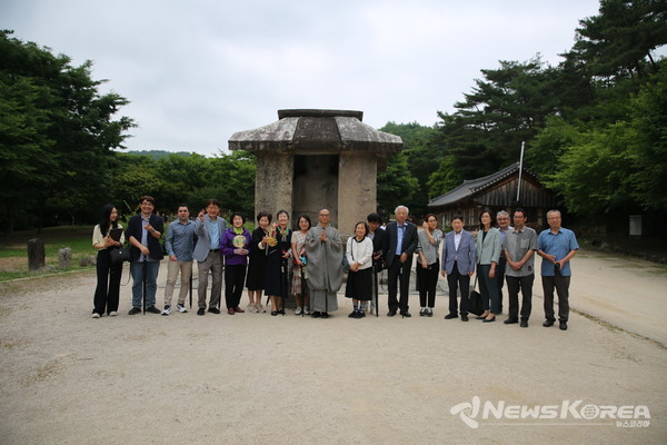일 차 전문가들의 운주사 현장답사 시 안내했던 무안 주지스님과의 단체사진 @화순군
