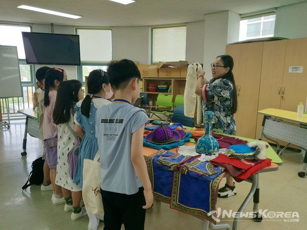 몽골 체험부스에서 학생들이 교육을 듣고 있다. @수원시