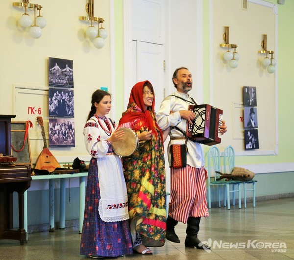 푸시킨 극장에서 전통의상과 전통악기 체험을 해보고 있다. @뉴스코리아 최신 특파원