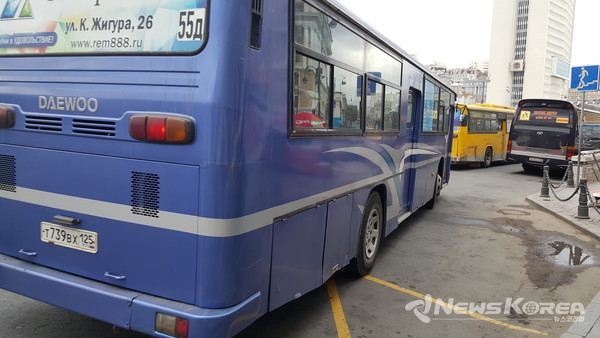 한국의 옛 대우자동차의 로고가 박힌 블라디보스톡에서 운행중인 노선버스 @뉴스코리아 최신 특파원
