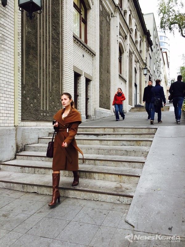 평범한 일반인들도 유명 모델처럼 보이는 국영백화점 굼의 뒷길에서 흔히 볼수 있는 풍경  @뉴스코리아 최신 특파원