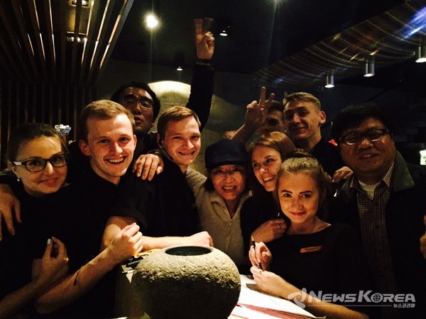 주마 레스토랑 직원들과 기념 촬영 @뉴스,코리아 최신 특파원