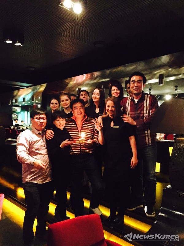 동행한 기자의 일행중 한명이 마침 생일을 맞아 특별한 이벤트를 경험할수 있었다. @뉴스코리아 최신 특파원