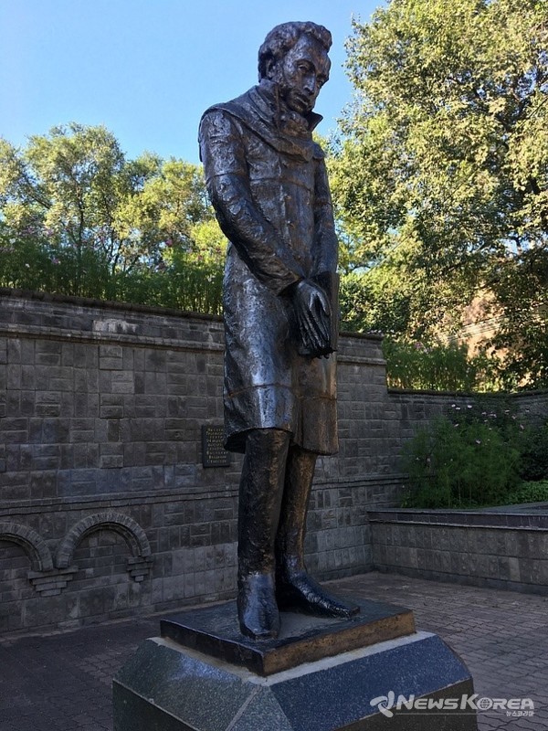 러시아 출신의 시인이자 소설가 '푸시킨'을 기념하기 위해 그의 동상이 건물 옆에 자리하고 있다. @뉴스코리아 최신 특파원