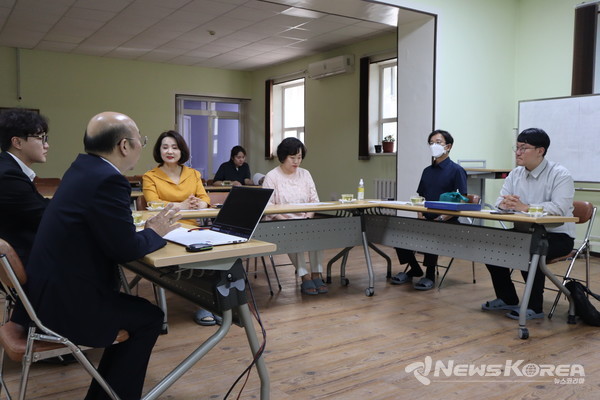 충청남도교육청 국제교육원 오은영 원장이 아리랑 요양원 현황등을 듣고 있다., @뉴스코리아 신현권 특파원