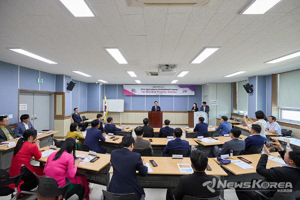 아산시는 자매결연 도시인 베트남 농업 관계자들을 대상으로 농업연수를 진행한다. @아산시