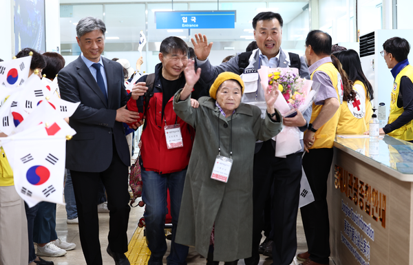 사할린 동포 황순남 할머니의 영국귀국장면. 최영한 재외동포청차장(맨왼쪽)이 영주귀국 동포를 부축하고 입국장에 들어서고 있다. @재외동포청