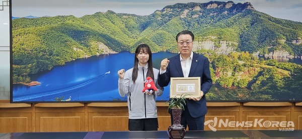 임애지 선수(좌측)와 구복규 화순군수(우측)가 파리 올림픽 선전을 기원하며 기념 사진을 촬영하고 있다. @화순군