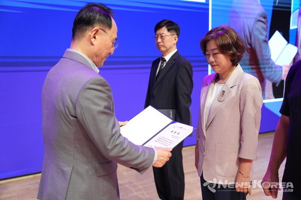 천안시건강가정지원센터는 지난 11일 제13회 인구의 날 기념행사에서 가족복지 향상과 가족친화적 사회환경 조성에 기여한 역할을 인정받아 천안시장 표창을 받았다. @천안시