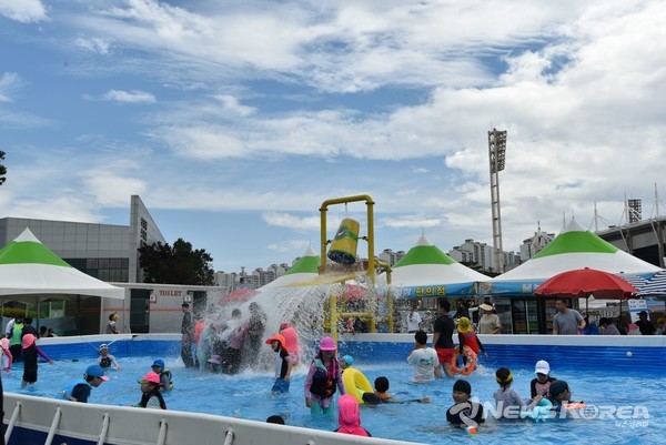 지난 해 오륜문광장 야외 물놀이장에서 어린이들이 물놀이를 즐기고 있다. @천안시