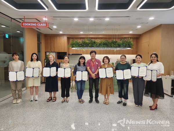 다문화신문 명예기자단과 뉴스코리아 최신 보도부문 총괄사장이 기념촬영을 하고 있다. @천안시다문화가족지원센터