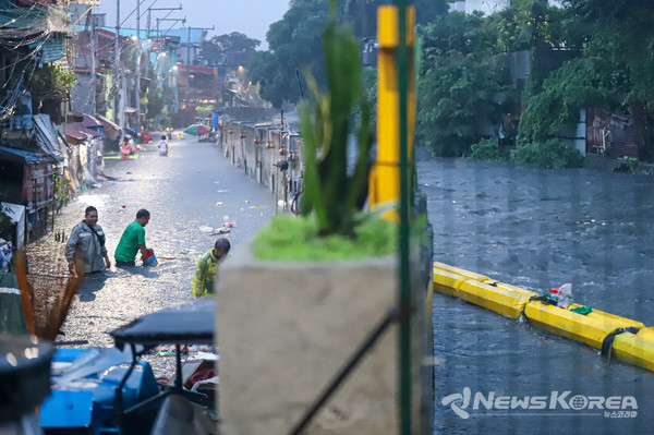  메트로 마닐라 퀘손시티의 하천이 홍수로 범람 했다. @뉴스코리아 이창호 특파원