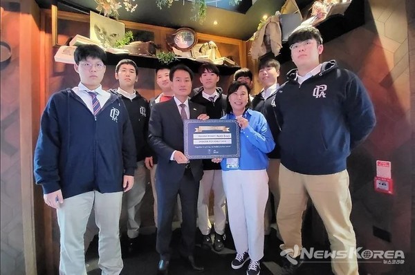 PCA 코리아 합창단이 플리마켓에서 양말을 판매한 수익금 500불을 오클랜드 한인회 홍승필 회장에게 기부하는 행사를 가졌다. @뉴스코리아 안기종 특파원